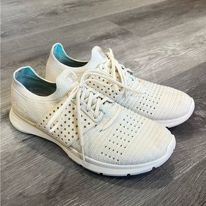 Under Armour Creme Sneakers Size 10 with light teal interior Excellent condition